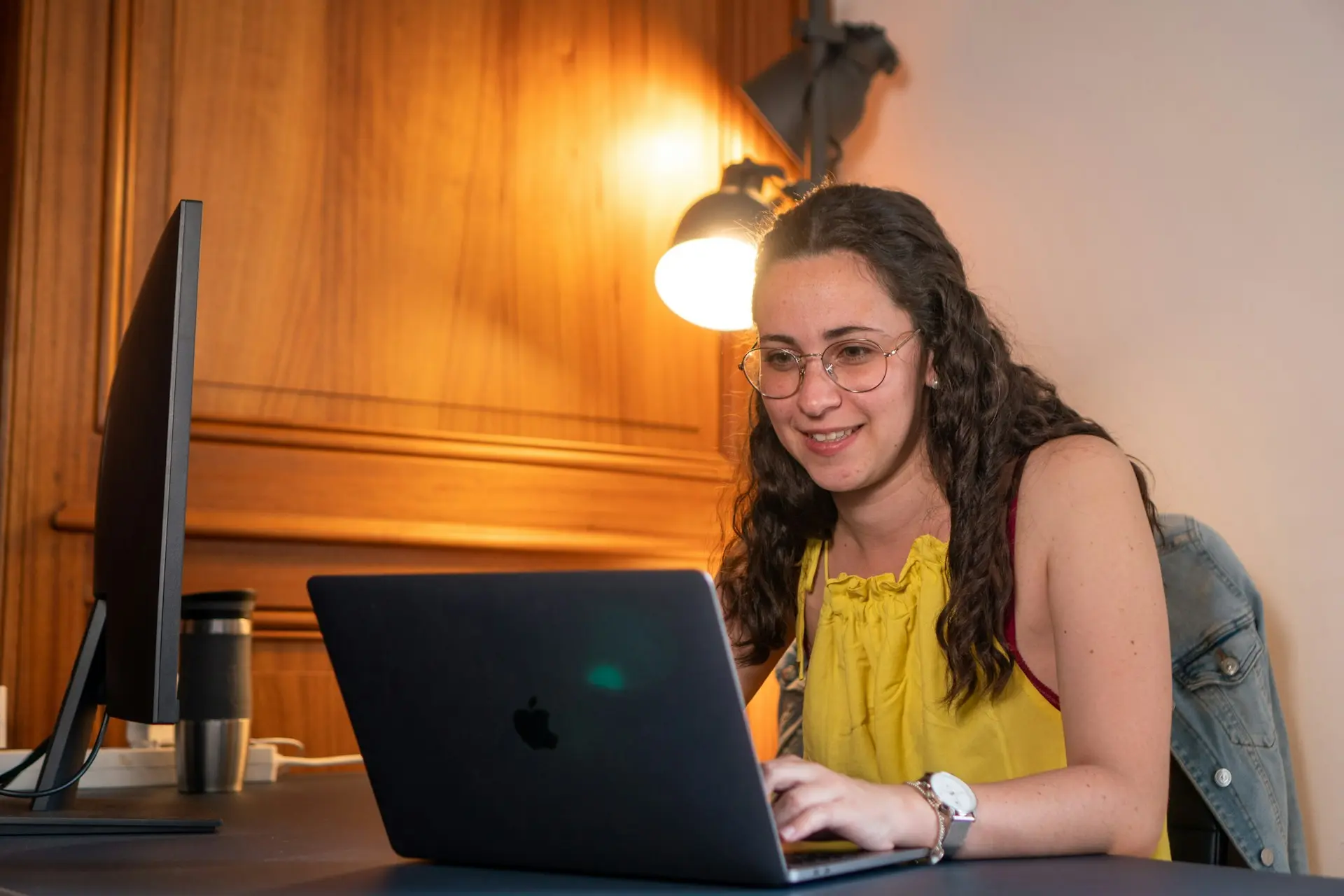 Vrouw achter laptop